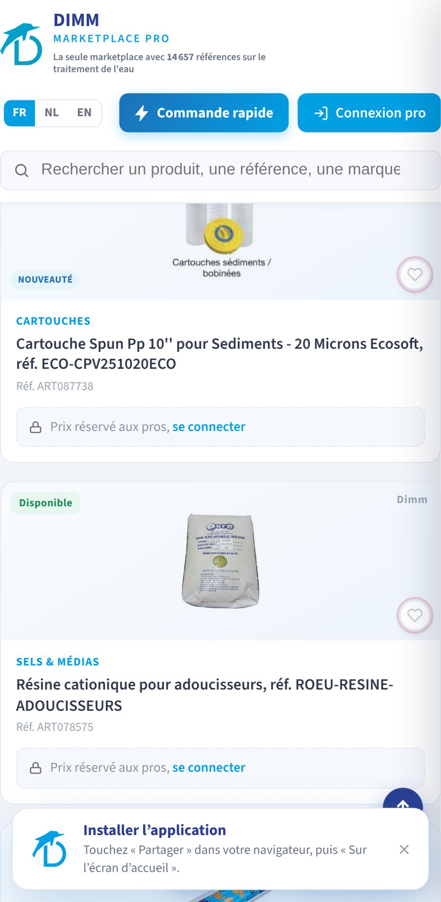 Le catalogue sur iPhone : fiches lisibles d'un pouce, référence DIMM visible, et le bandeau qui explique l'installation
