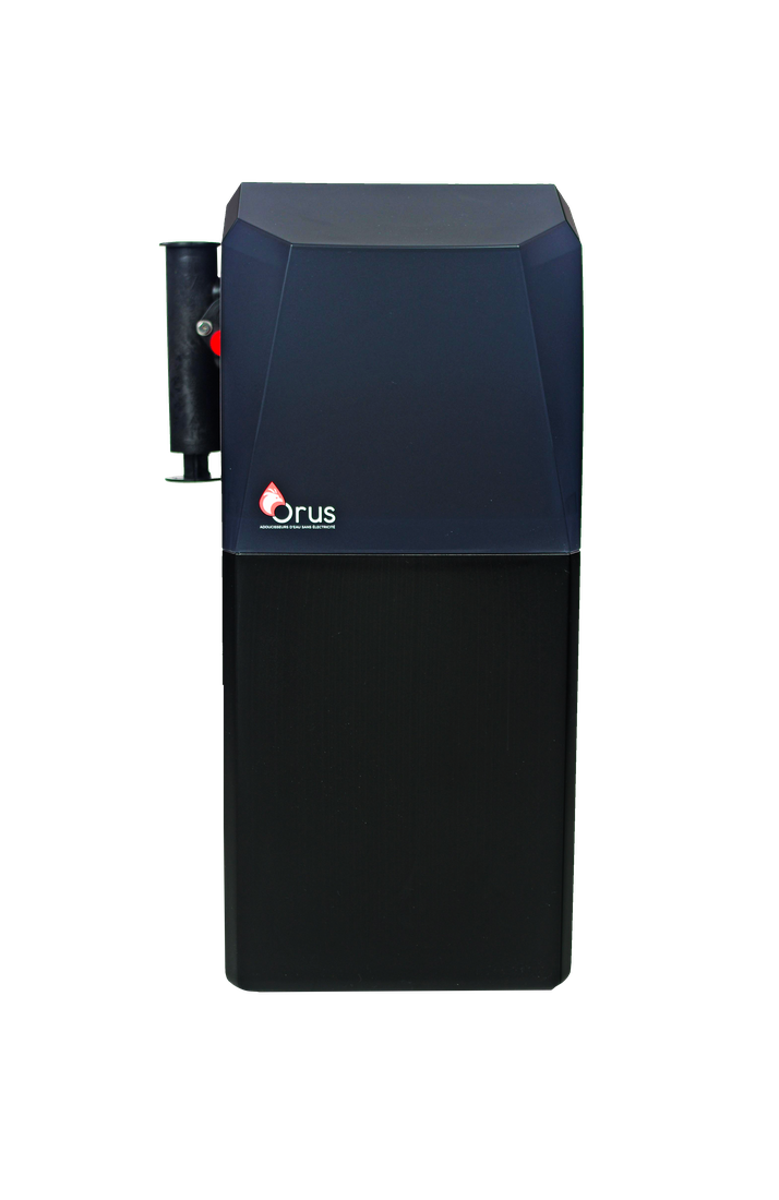 Adoucisseur ORUS 2 — vue de face, design compact noir avec logo Orus